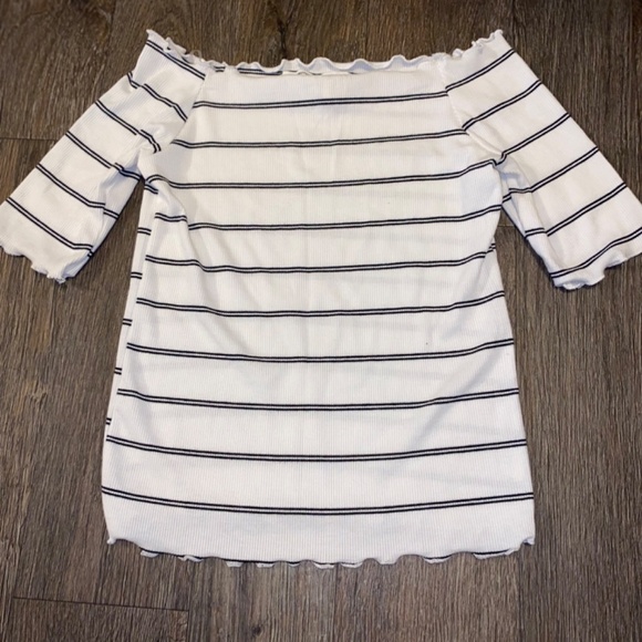 Caution to the Wind small ladies top - Picture 2 of 4